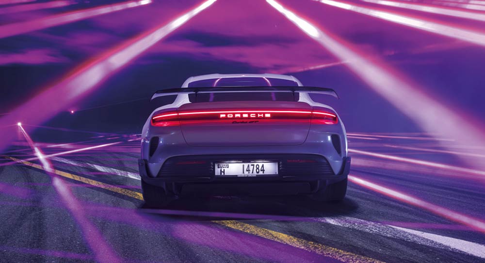 Taycan Turbo GT – Der Puls rast – Star-DJ David Guetta, ein gigantischer Solarpark, eine fulminante Lasershow – und mittendrin ein Macan Turbo und ein Taycan Turbo GT. Das sind die Zutaten des Kampagnenfilms Speed of Light – der Christophorus blickt hinter die Kulissen.